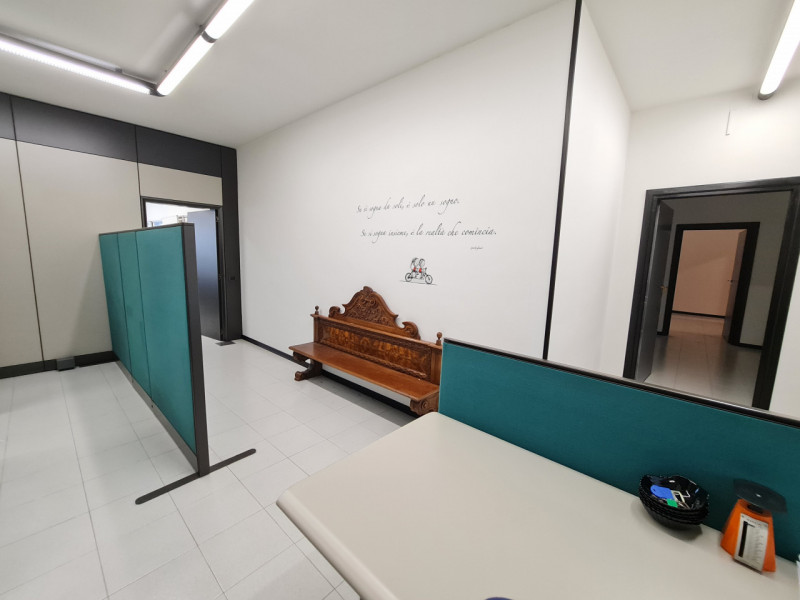 L’ufficio è situato in zona commerciale a Padova e si colloca al primo piano di una palazzina car...