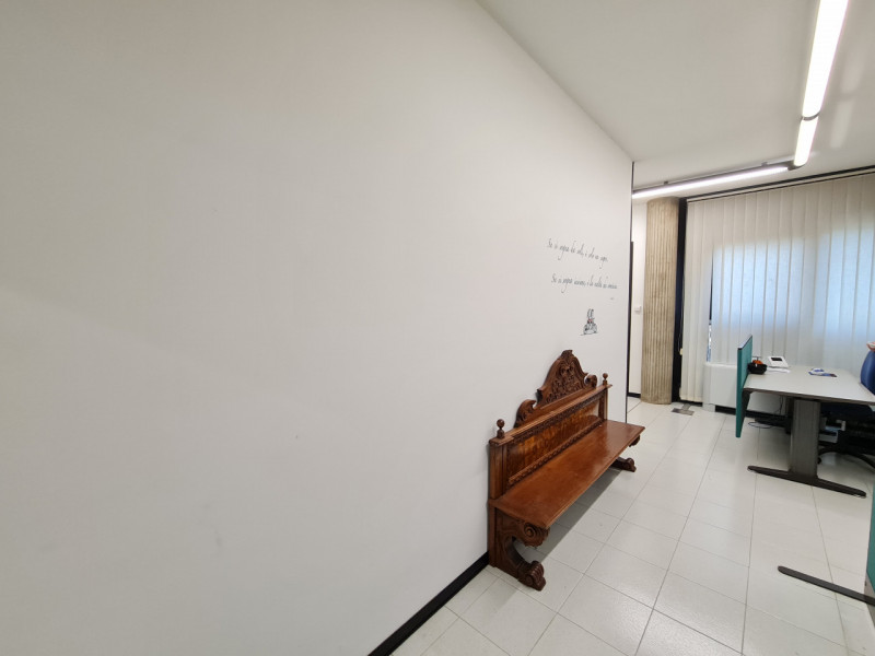 L’ufficio è situato in zona commerciale a Padova e si colloca al primo piano di una palazzina car...