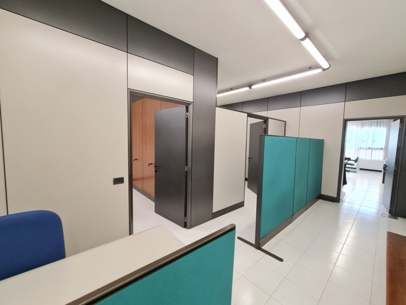 L’ufficio è situato in zona commerciale a Padova e si colloca al primo piano di una palazzina car...