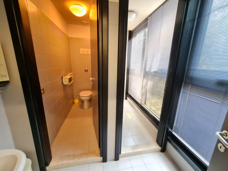 L’ufficio è situato in zona commerciale a Padova e si colloca al primo piano di una palazzina car...