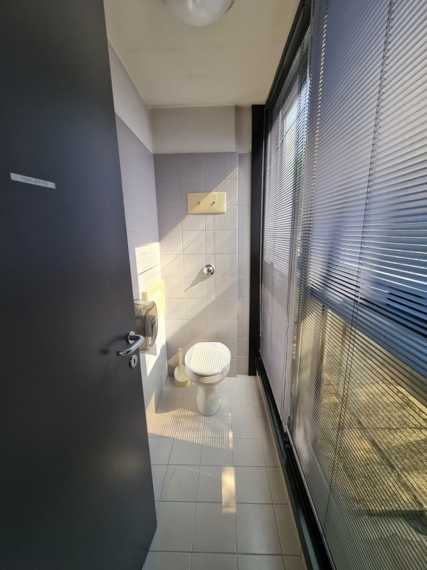 L’ufficio è situato in zona commerciale a Padova e si colloca al primo piano di una palazzina car...