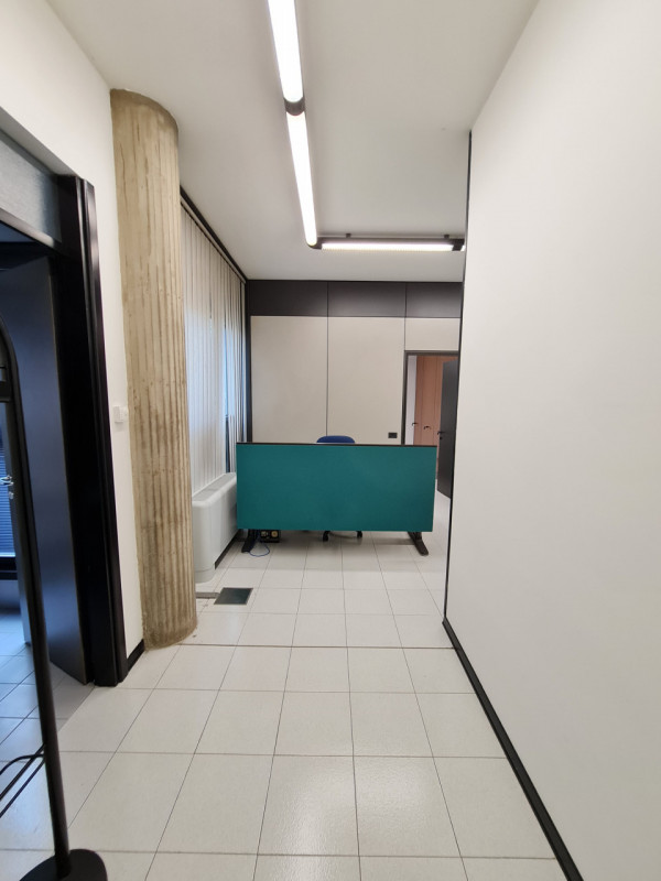 L’ufficio è situato in zona commerciale a Padova e si colloca al primo piano di una palazzina car...