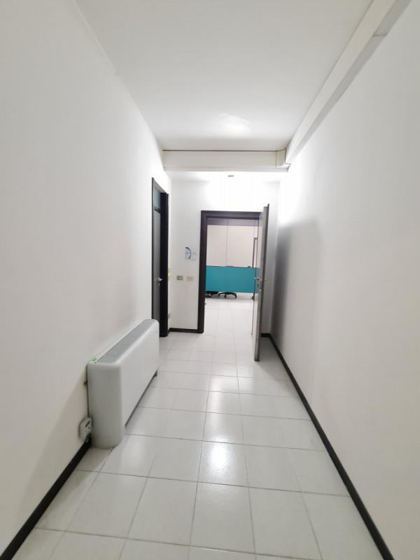 L’ufficio è situato in zona commerciale a Padova e si colloca al primo piano di una palazzina car...