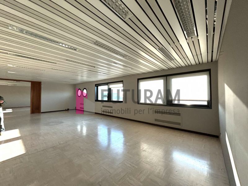 Rif: 598MIC - CARMIGNANO DI BRENTA - Per info 3473209826 - In complesso ad uso direzionale-insutr...