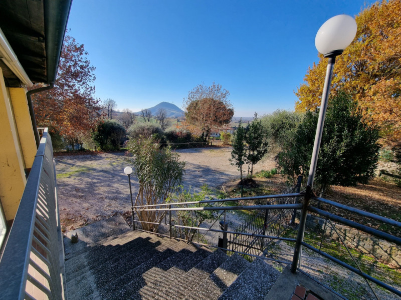 Boccon di Vo' (PD), in posizione panoramica ed esposto a Sud-Ovest proponiamo in Vendita un Compl...
