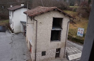 VALLI DEL PASUBIO (VI) VIA GISBENTI 10 - Piena proprietà di compendio formato da abitazione su tr...