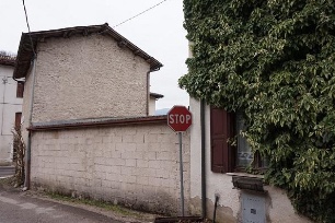 VALLI DEL PASUBIO (VI) VIA GISBENTI 10 - Piena proprietà di compendio formato da abitazione su tr...