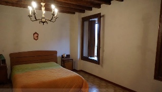 VALLI DEL PASUBIO (VI) VIA GISBENTI 10 - Piena proprietà di compendio formato da abitazione su tr...