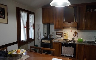 VALLI DEL PASUBIO (VI) VIA GISBENTI 10 - Piena proprietà di compendio formato da abitazione su tr...