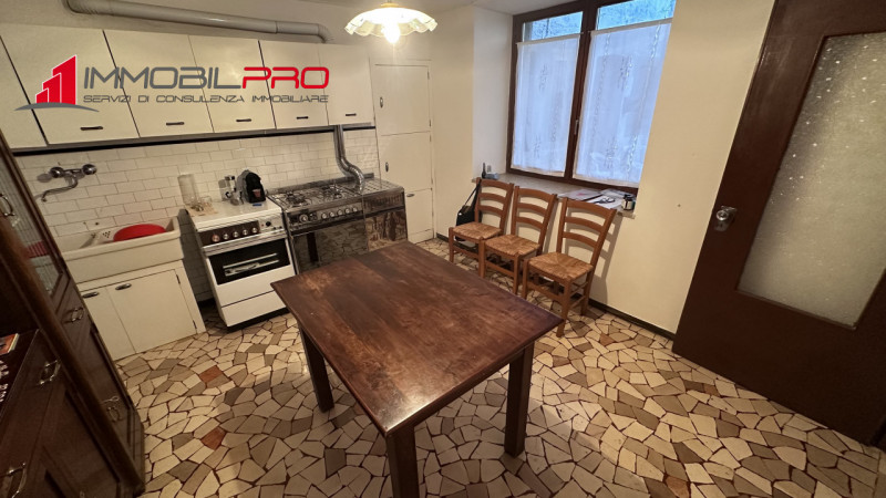 Situata in pieno centro paese a Piovene Rocchette (VI). Con elementi architettonici unici, come m...