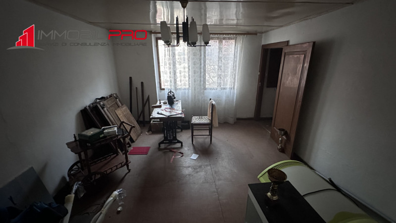 Situata in pieno centro paese a Piovene Rocchette (VI). Con elementi architettonici unici, come m...