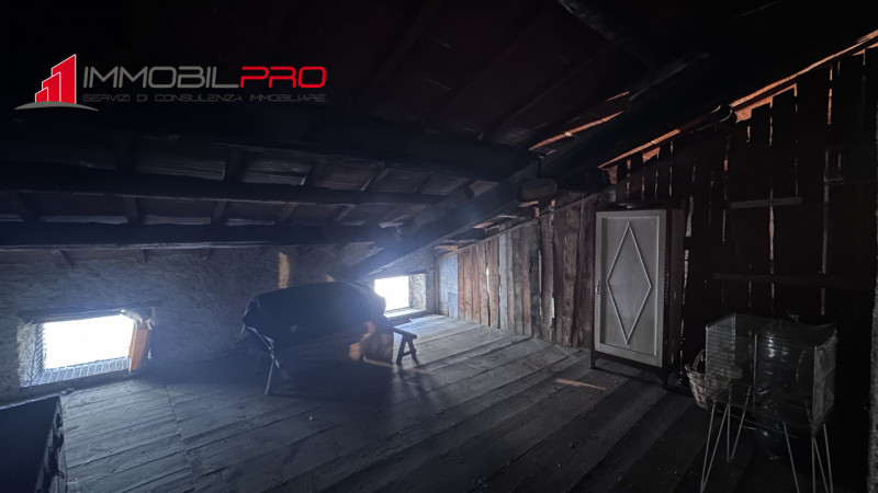 Situata in pieno centro paese a Piovene Rocchette (VI). Con elementi architettonici unici, come m...