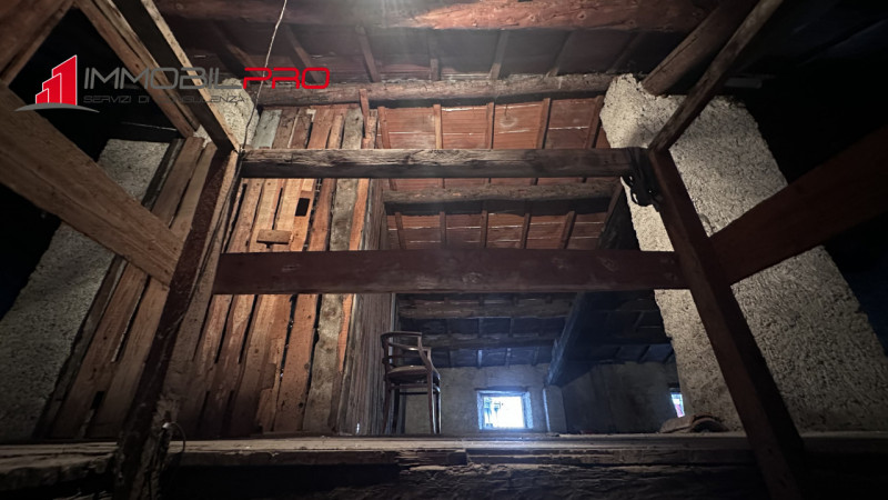 Situata in pieno centro paese a Piovene Rocchette (VI). Con elementi architettonici unici, come m...