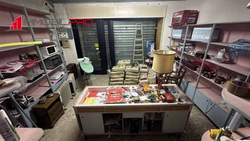 Situata in pieno centro paese a Piovene Rocchette (VI). Con elementi architettonici unici, come m...