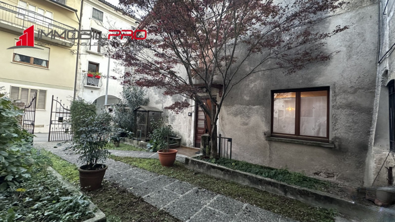 Situata in pieno centro paese a Piovene Rocchette (VI). Con elementi architettonici unici, come m...