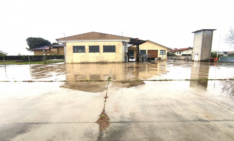 Rif. D150 (per info 338 9387816 Matteo)

Capannone con destinazione artigianale con appartamento ...