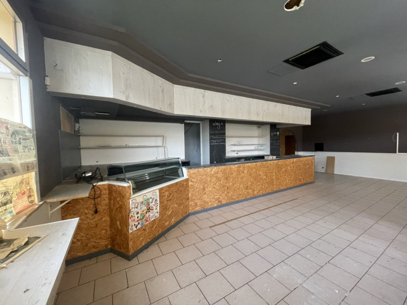 NOSTRA ESCLUSIVA: In centro a Villa D'Asolo siamo a proporre in vendita un grande locale di circa...