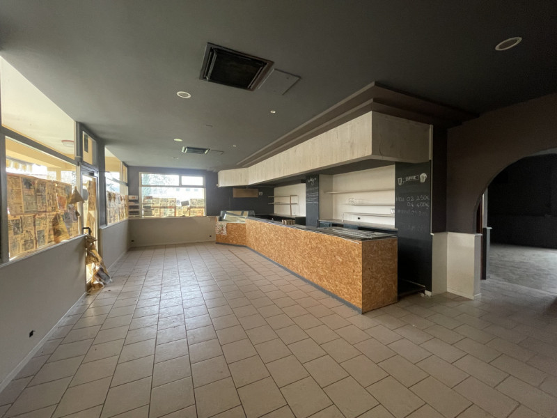 NOSTRA ESCLUSIVA: In centro a Villa D'Asolo siamo a proporre in vendita un grande locale di circa...