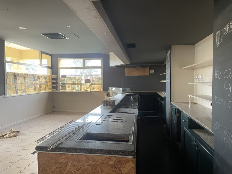 NOSTRA ESCLUSIVA: In centro a Villa D'Asolo siamo a proporre in vendita un grande locale di circa...