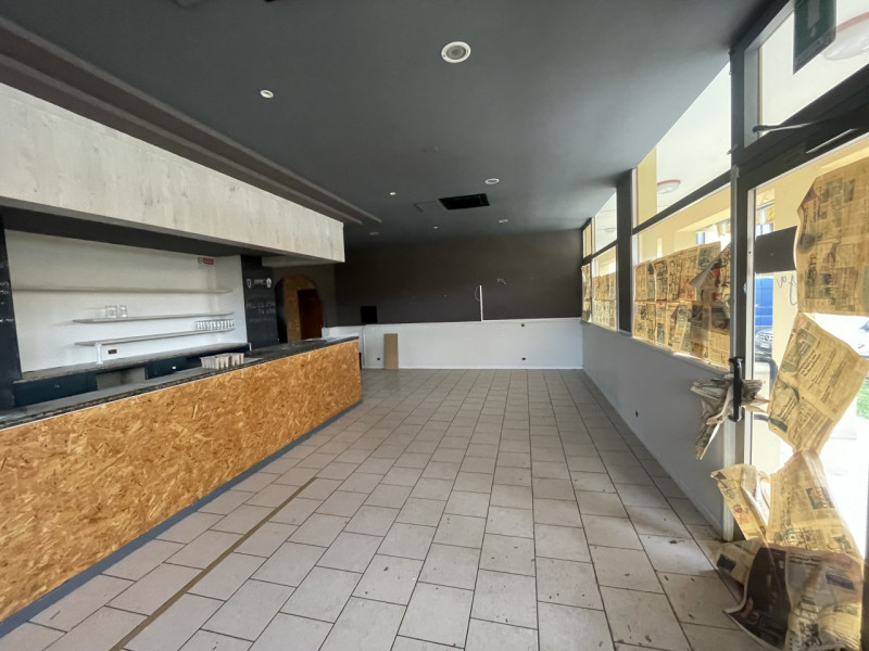 NOSTRA ESCLUSIVA: In centro a Villa D'Asolo siamo a proporre in vendita un grande locale di circa...