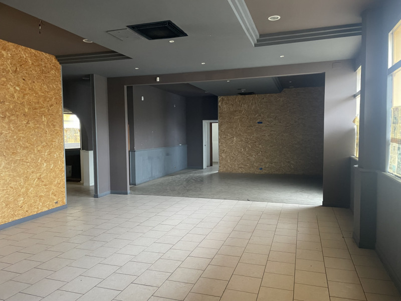 NOSTRA ESCLUSIVA: In centro a Villa D'Asolo siamo a proporre in vendita un grande locale di circa...