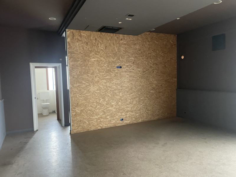 NOSTRA ESCLUSIVA: In centro a Villa D'Asolo siamo a proporre in vendita un grande locale di circa...