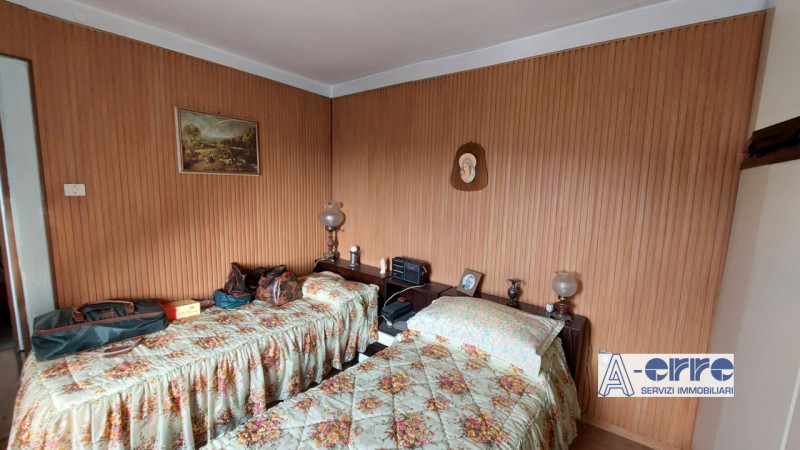 Scopri questo appartamento unico con ingresso indipendente, costruito negli anni '50. Conserva il...