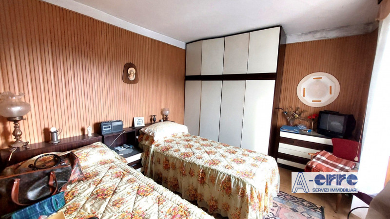 Scopri questo appartamento unico con ingresso indipendente, costruito negli anni '50. Conserva il...