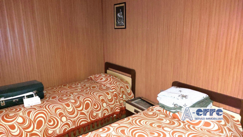 Scopri questo appartamento unico con ingresso indipendente, costruito negli anni '50. Conserva il...