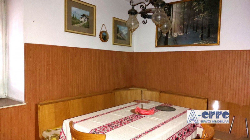 Scopri questo appartamento unico con ingresso indipendente, costruito negli anni '50. Conserva il...