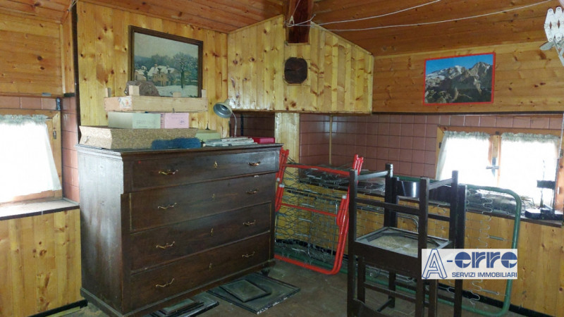 Scopri questo appartamento unico con ingresso indipendente, costruito negli anni '50. Conserva il...