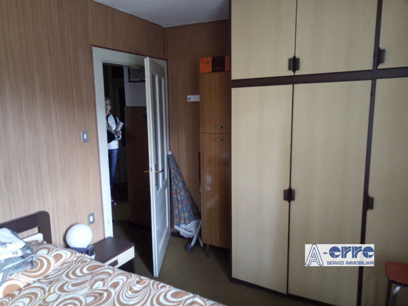 Scopri questo appartamento unico con ingresso indipendente, costruito negli anni '50. Conserva il...