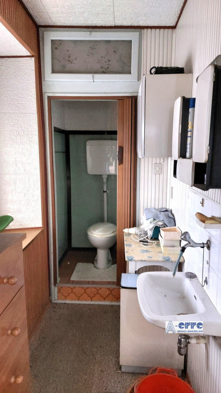 Scopri questo appartamento unico con ingresso indipendente, costruito negli anni '50. Conserva il...