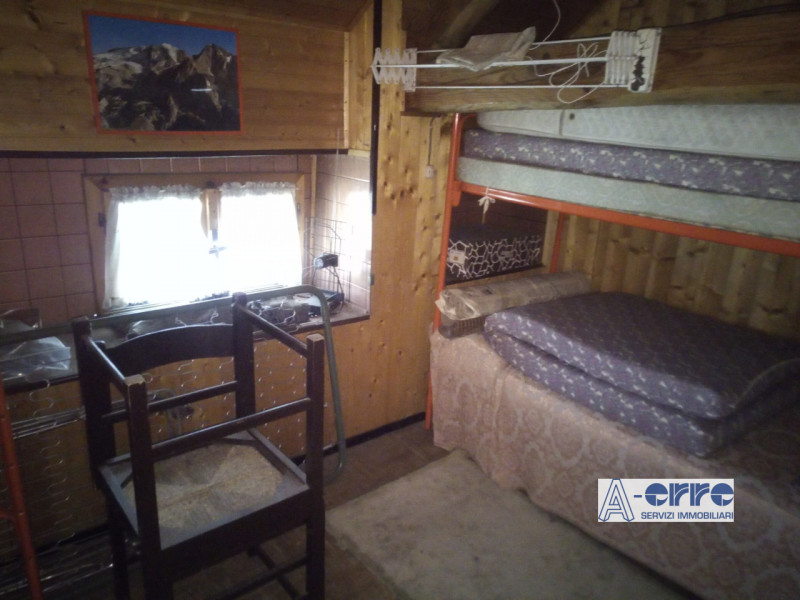 Scopri questo appartamento unico con ingresso indipendente, costruito negli anni '50. Conserva il...