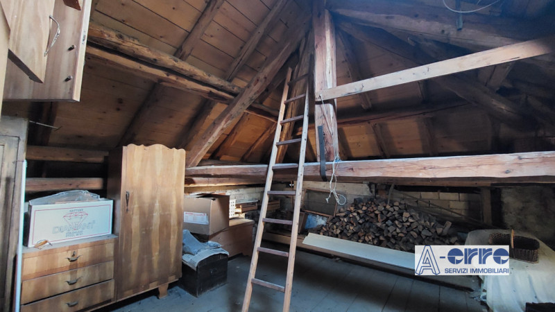 Scopri questo appartamento unico con ingresso indipendente, costruito negli anni '50. Conserva il...