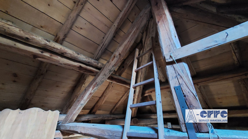 Scopri questo appartamento unico con ingresso indipendente, costruito negli anni '50. Conserva il...