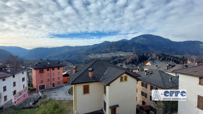 Scopri questo appartamento unico con ingresso indipendente, costruito negli anni '50. Conserva il...