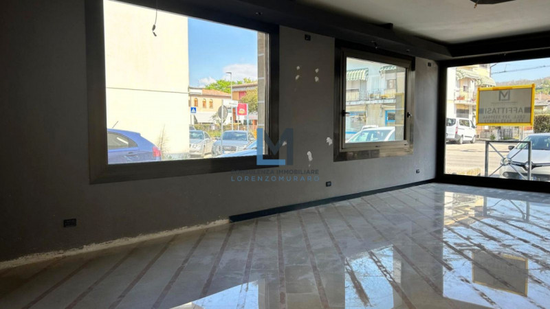 A Biadene, frazione principe di Montebelluna, proponiamo in affitto negozio commerciale libero da...