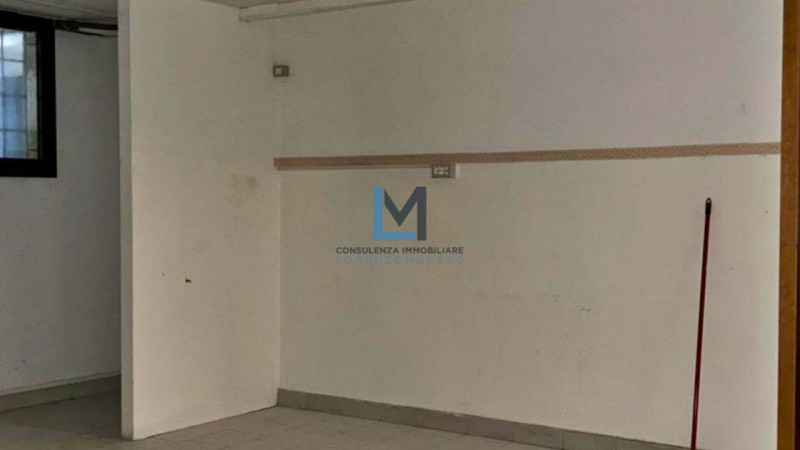 A Biadene, frazione principe di Montebelluna, proponiamo in affitto negozio commerciale libero da...