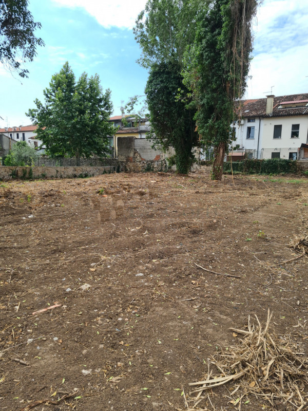 A Lonigo, nel cuore del paese, offriamo un'opportunità unica per investitori e sviluppatori:

un ...