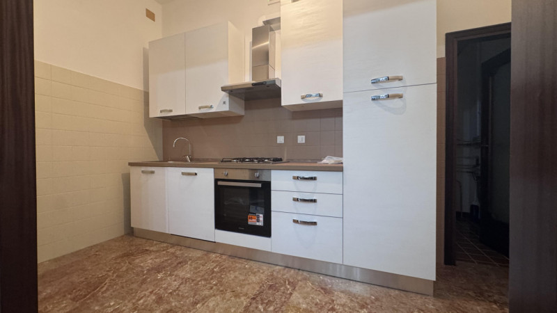 Appartamento al primo piano. 

Dispone di soggiorno, cucina, un bagno, una lavanderia, tre camere...