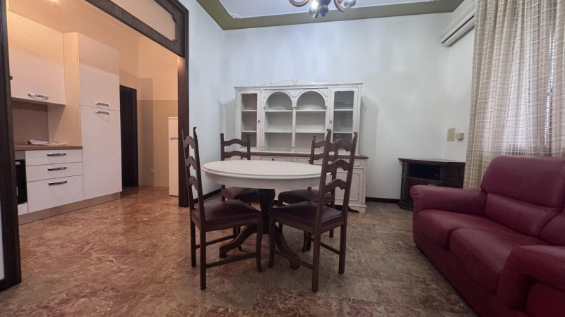 Appartamento al primo piano. 

Dispone di soggiorno, cucina, un bagno, una lavanderia, tre camere...