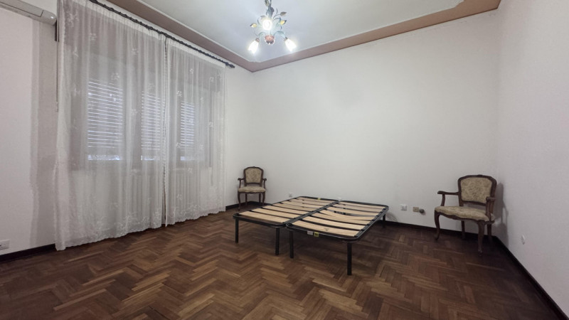 Appartamento al primo piano. 

Dispone di soggiorno, cucina, un bagno, una lavanderia, tre camere...