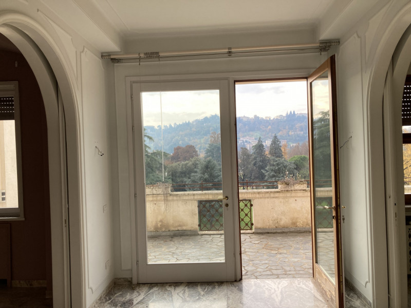 Vicenza, proponiamo in locazione un ampio appartamento situato in zona Viale Verdi. Questo elegan...