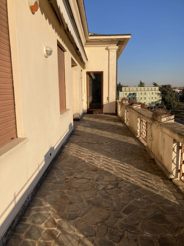 Vicenza, proponiamo in locazione un ampio appartamento situato in zona Viale Verdi. Questo elegan...