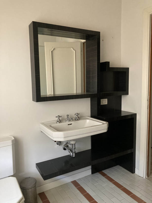 Vicenza, proponiamo in locazione un ampio appartamento situato in zona Viale Verdi. Questo elegan...