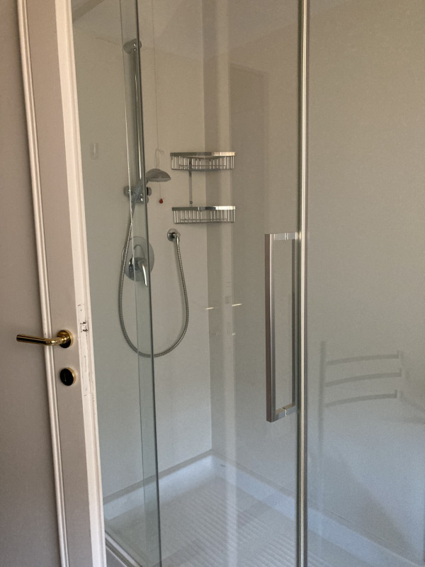 Vicenza, proponiamo in locazione un ampio appartamento situato in zona Viale Verdi. Questo elegan...