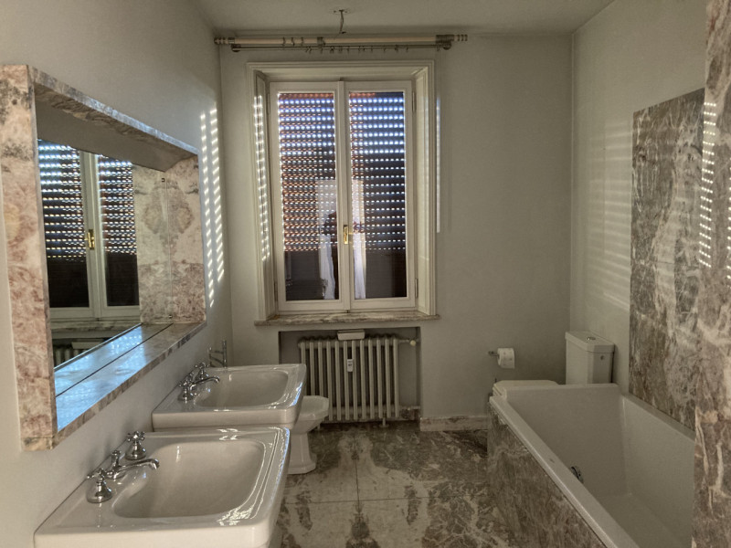 Vicenza, proponiamo in locazione un ampio appartamento situato in zona Viale Verdi. Questo elegan...