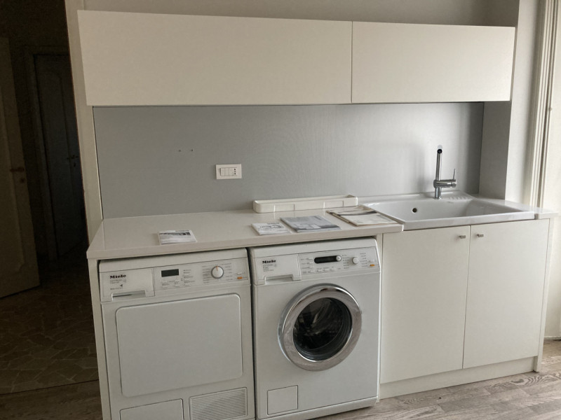 Vicenza, proponiamo in locazione un ampio appartamento situato in zona Viale Verdi. Questo elegan...