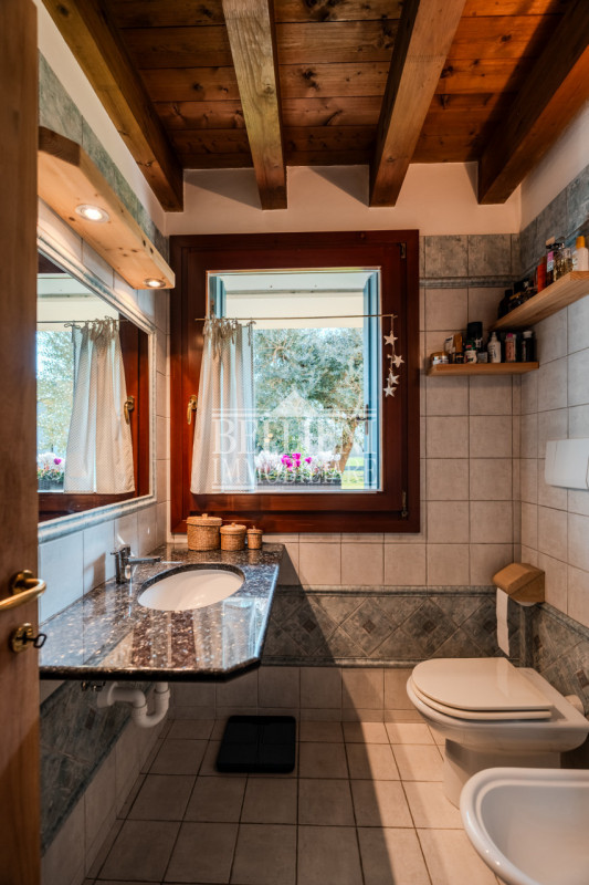 MONTE CROCETTA - Proponiamo in vendita luminosa porzione di bifamiliare sviluppata su due piani f...